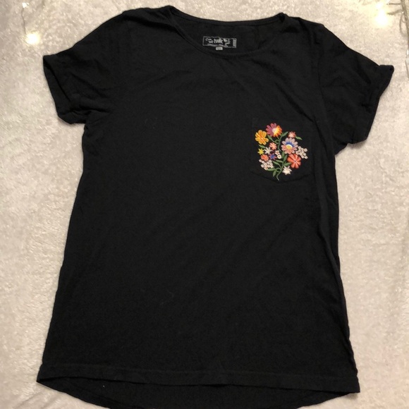 Cute black tshirt with embroidered pocket ❤️ - Picture 1 of 3